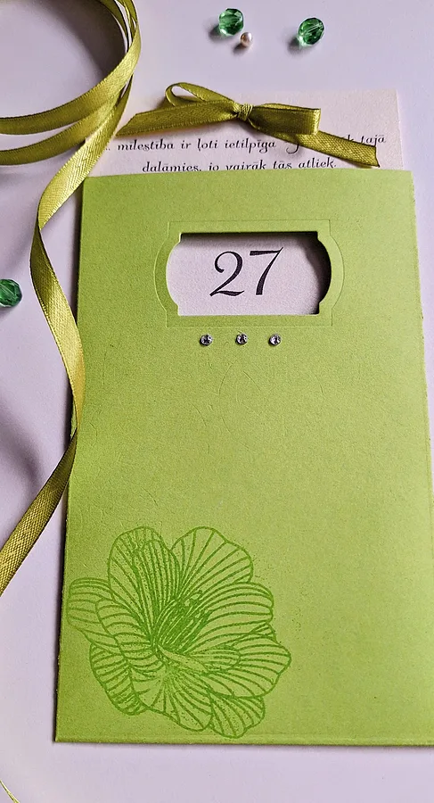 &nbsp;Zaļš personalizēts ielūgums kabatiņā 27. dzimšanas dienai