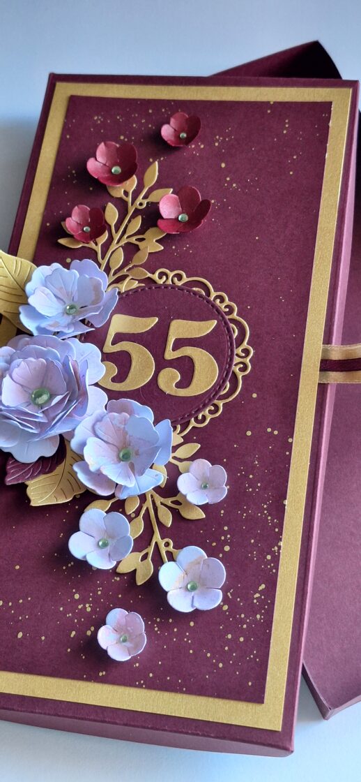 Papīra ziedu kompozīcija uz personalizētas jubilejas dāvanu kastītes