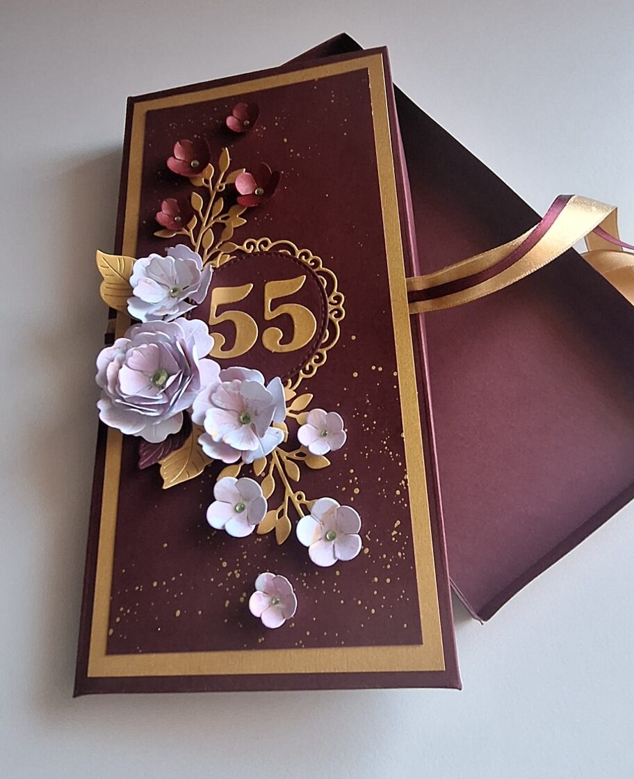 Roku darbs – personalizēta dāvanu kastīte 55 gadu jubilejai ar elegantu dizainu