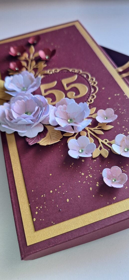 Personalizēta dāvanu kastīte 55 gadu jubilejai bordo un zelta krāsās ar rokām veidotiem papīra ziediem