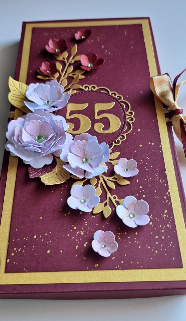 Personalizēta dāvanu kastīte 55 gadu jubilejai bordo un zelta krāsās ar rokām veidotiem papīra ziediem